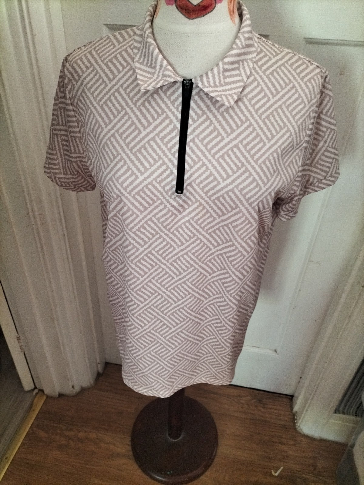 Ladies Size Small Beige White Short Sleeved Blouse