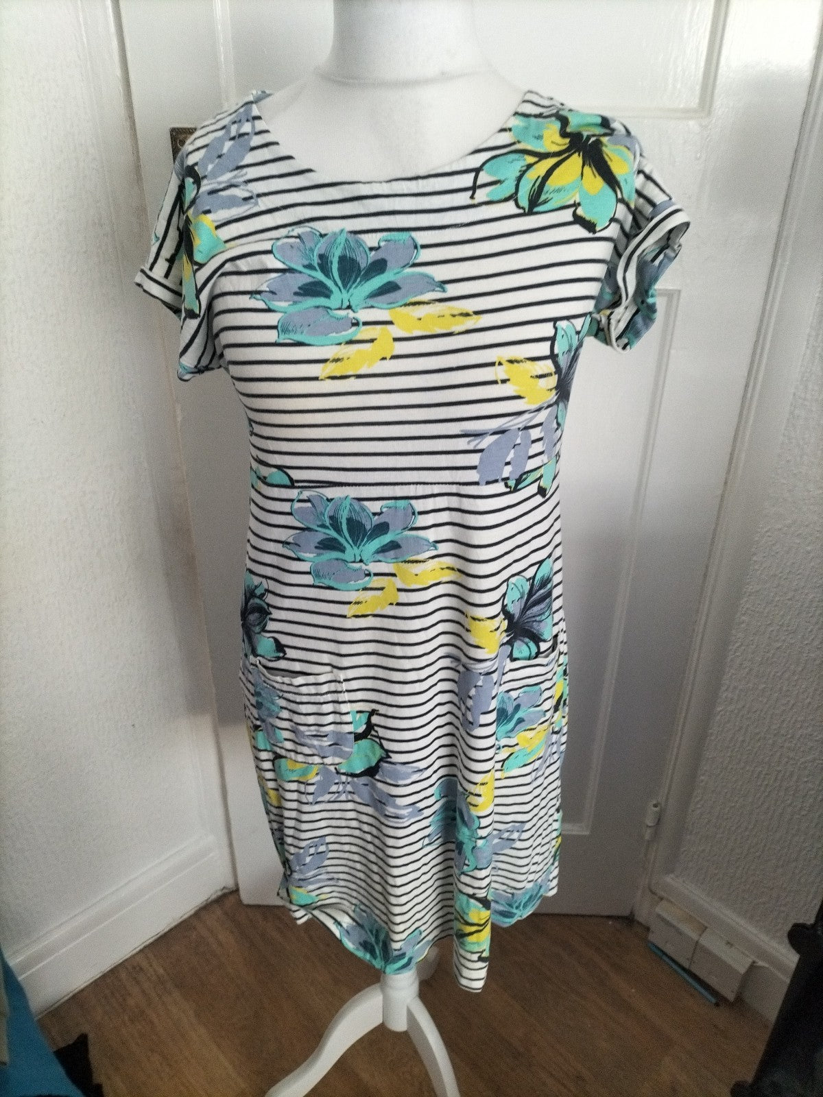 Ladies Weird Fish Size 12 Striped Floral Short Sleeved Dress