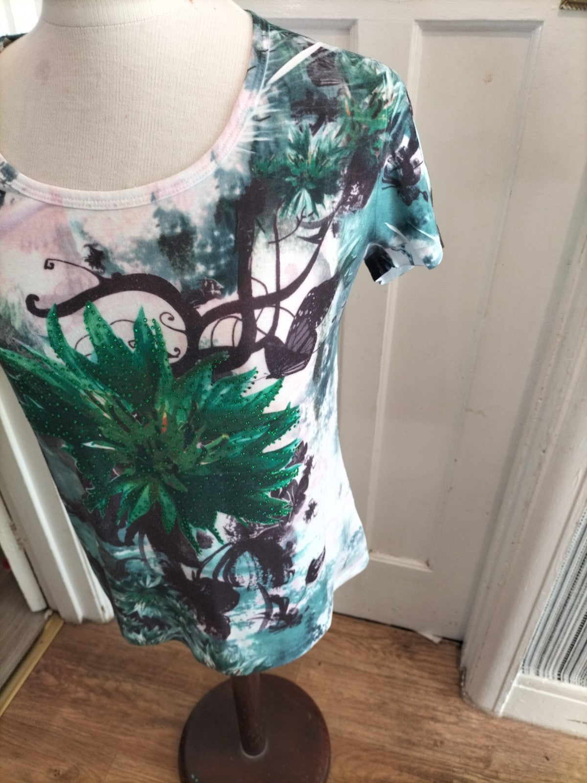 Ladies Forever One Size Medium Green Floral Short Sleeved Tshirt