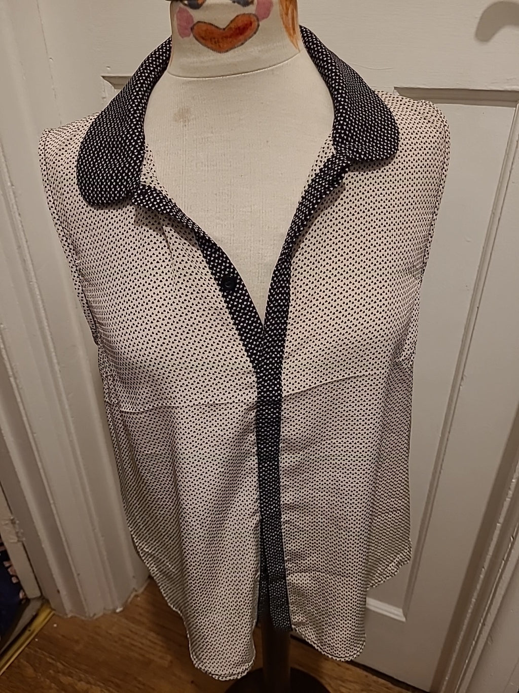 Ladies Size Medium Cream And Black Patterned Collared Sleeveless Blouse