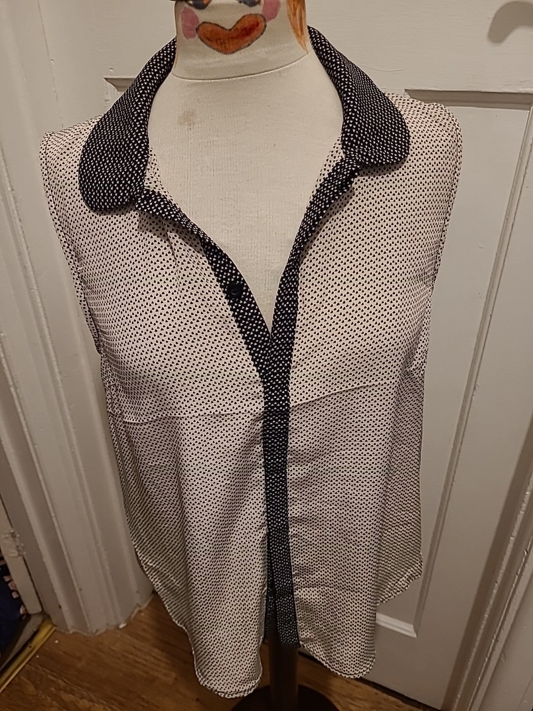 Ladies Size Medium Cream And Black Patterned Collared Sleeveless Blouse