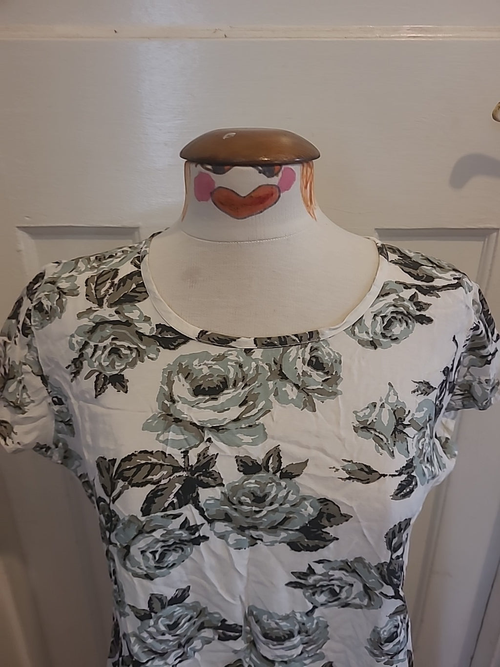 Ladies Masai Size Small White Green Floral Short Sleeved Dress