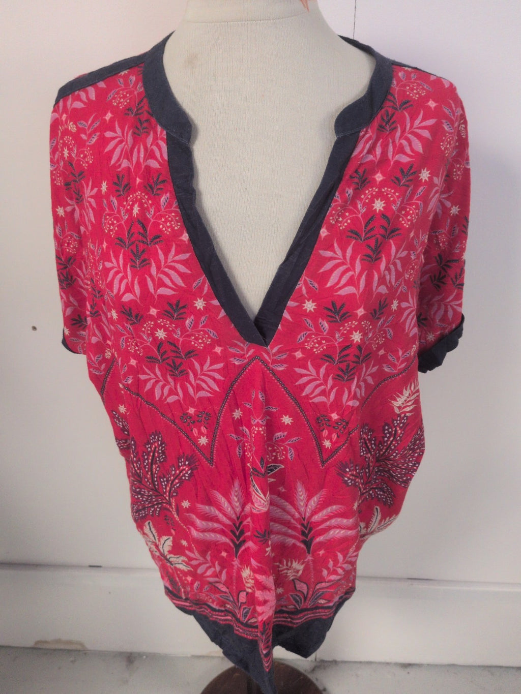 Ladies Love And Roses Size 18 Red Floral Short Sleeve V Neck Top