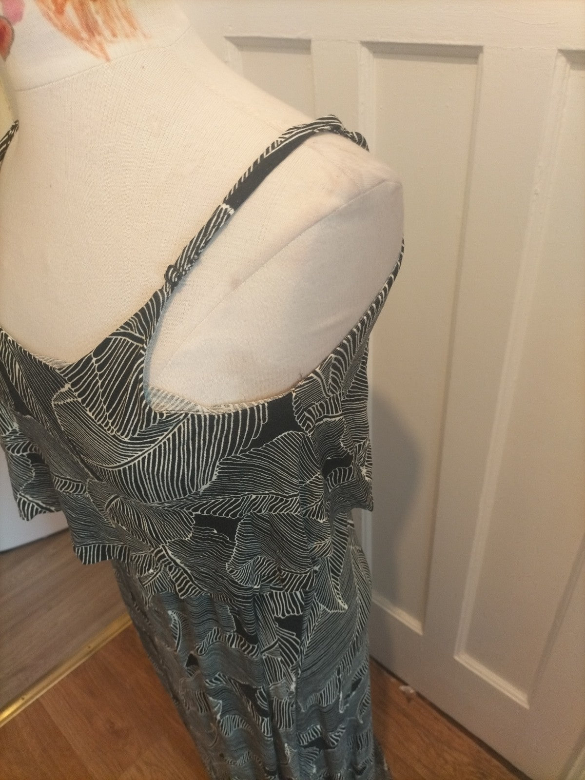 Ladies Emerson Size Small Black Cream Open Shoulder Short Sleeved Dress