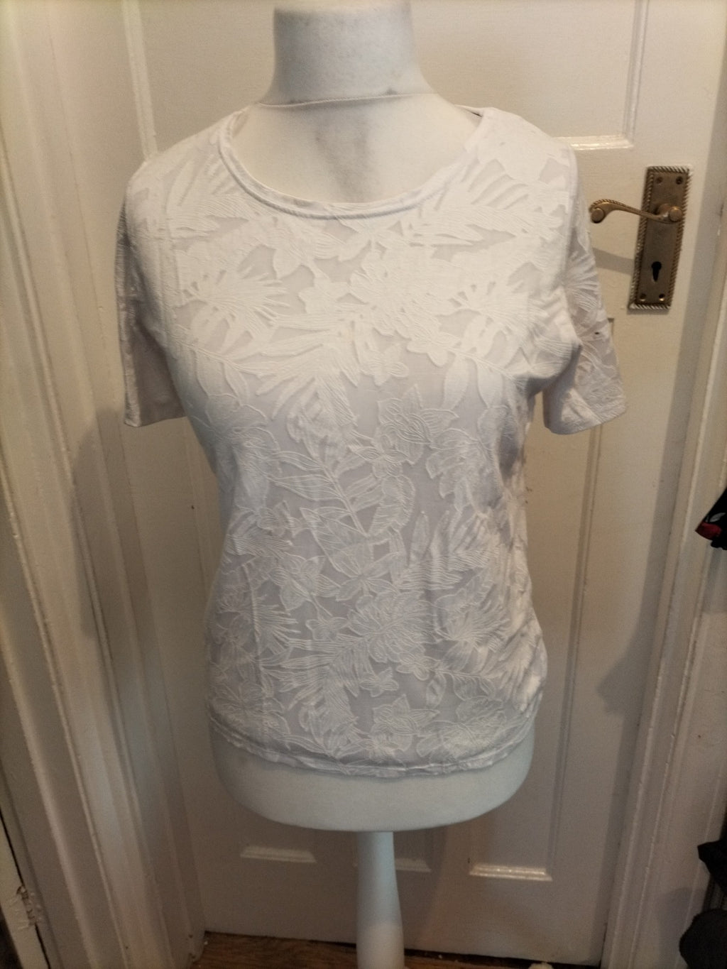 Ladies Isle Size 10-12 White Floral Short Sleeved Tshirt