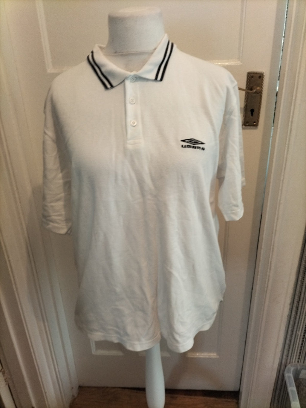 Mens Umbro Size L Ehite With Navy Trim Short Sleeved Polo