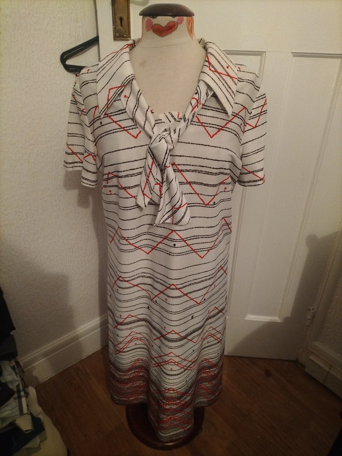 Ladies Vintage Size Medium Black/Red/White Short Sleeved Long Length Dress