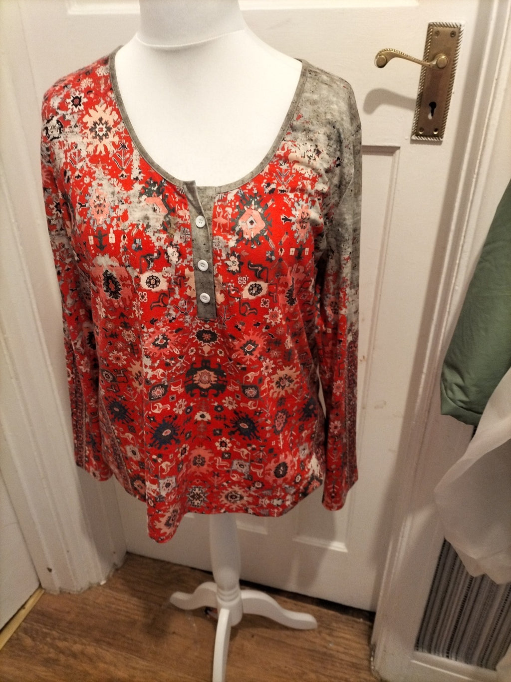 Ladies Size 2XL Red Patterned Long Sleeved Blouse