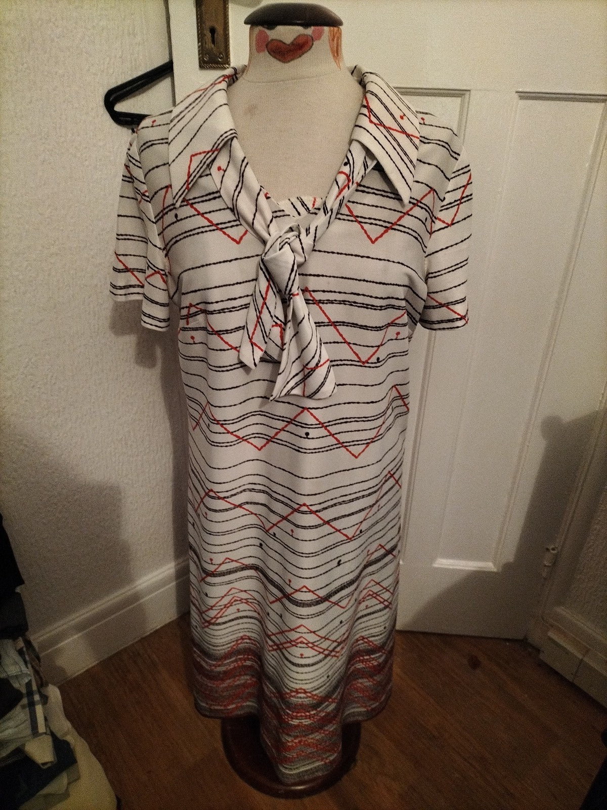 Ladies Vintage Size Medium Black/Red/White Short Sleeved Long Length Dress