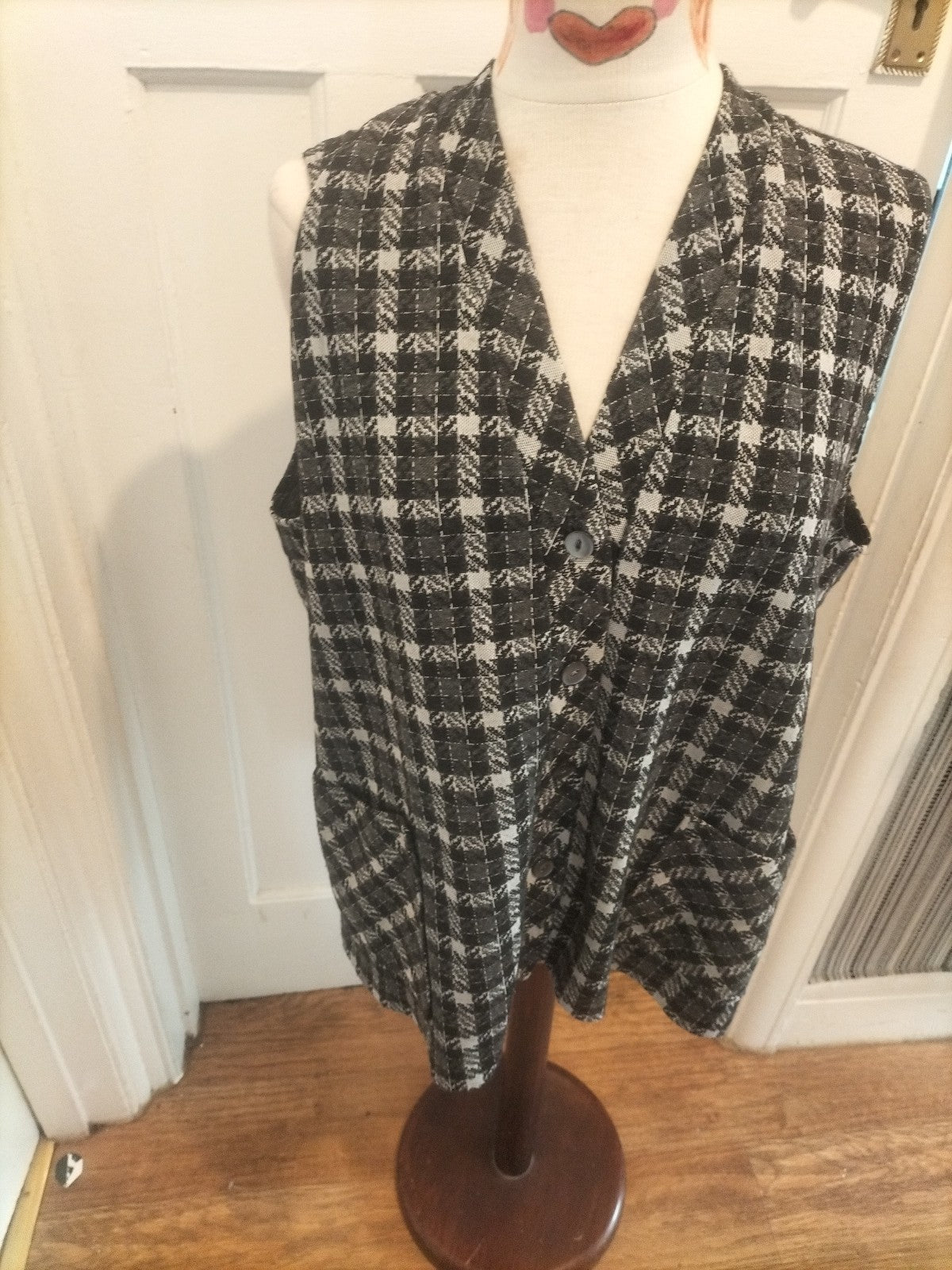 Ladies Carr&Westley Size 20 Black White Grey Check Sleeveless Blouse