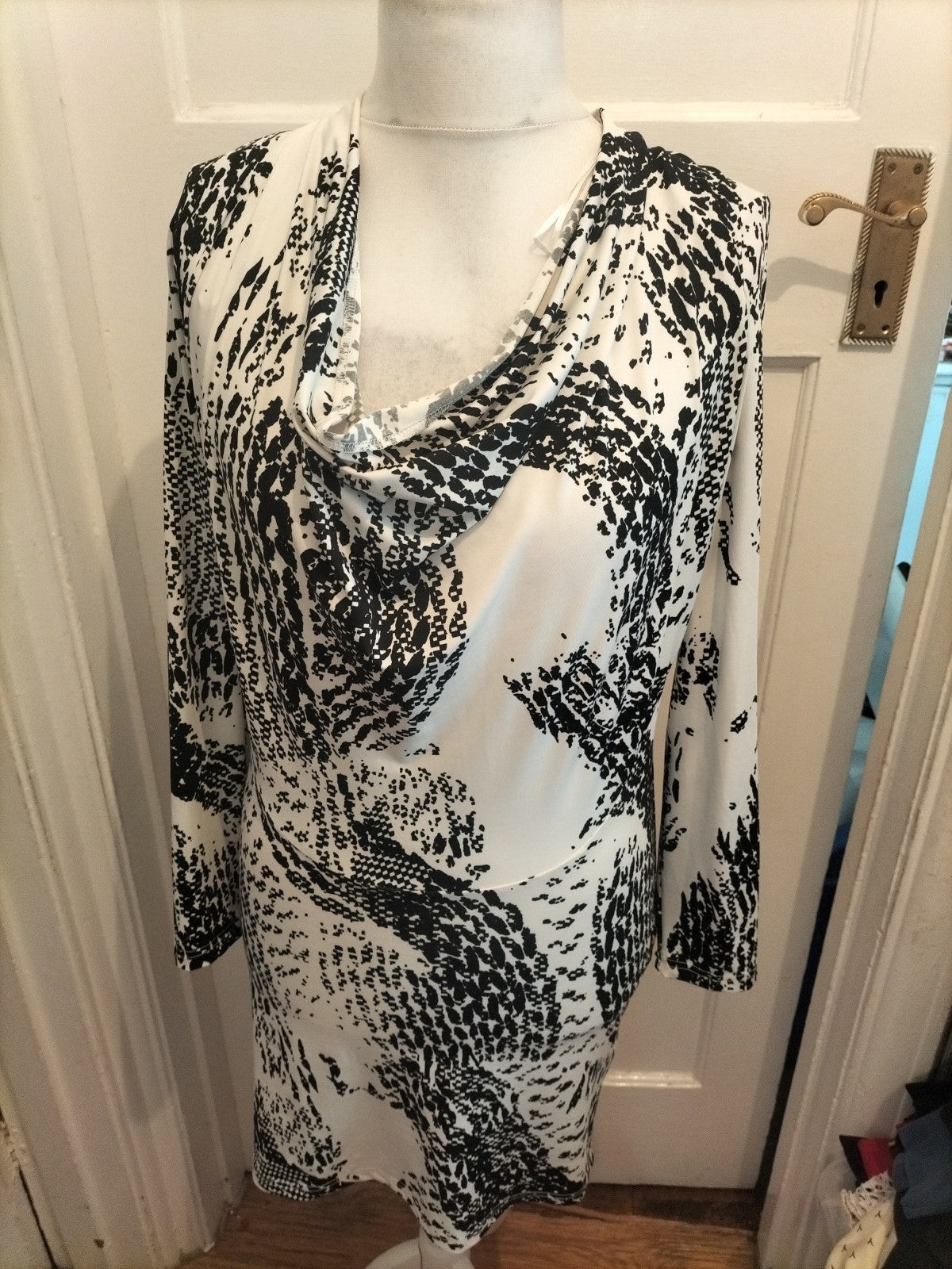 Stella Morgan M Black And White Long Sleeved Dress