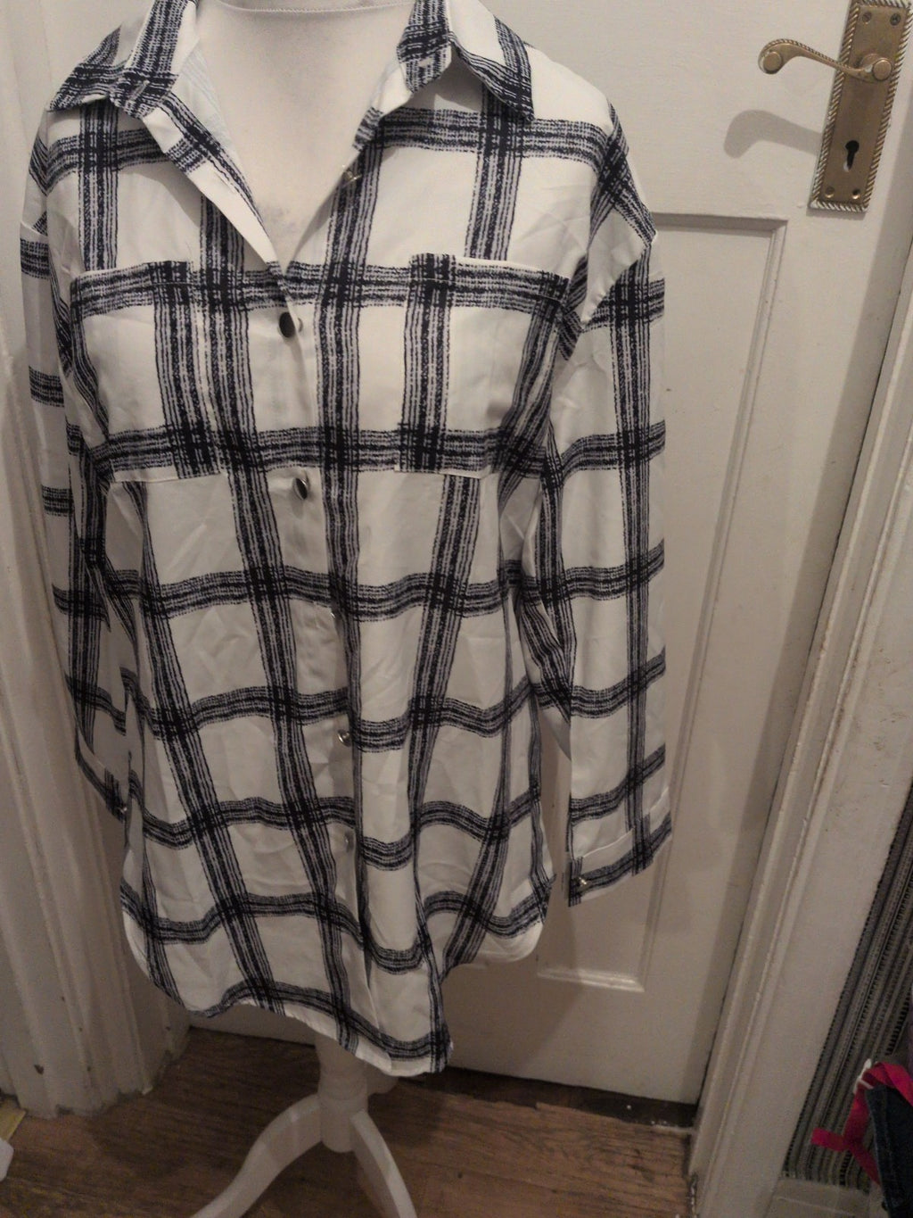 Ladies Size Large Black And White Check Long Sleeve Collared Buttoned Blouse