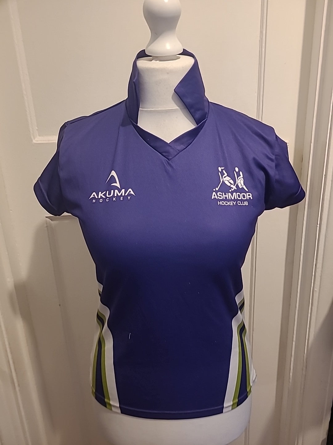 Ladies Akuma Size 10 Hockey Jersey