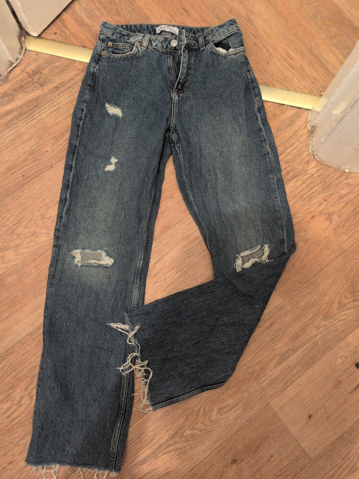 Ladies Denim&Co Size 8 Ripped Frayed Jeans