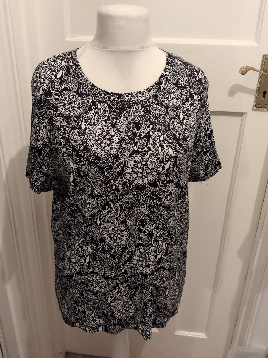 Tu 24 Black And White Floral Aztec Short Sleeve Blouse