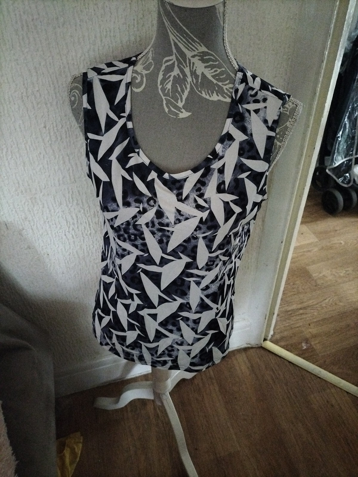 Ladies Tina Taylor Size Small Blue/White Sleeveless Blouse