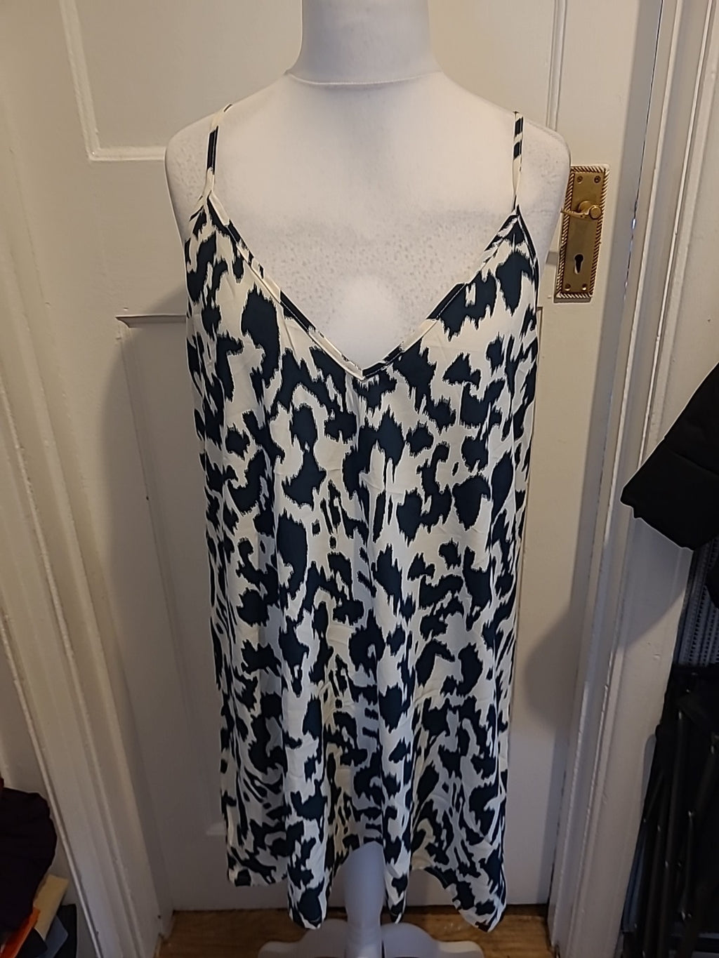 Ladies Shein Size 1xl Cream And Navy V Neck Blouse