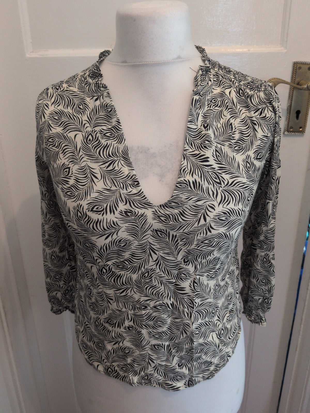 H&M 6 Peacock Pattern Feather Cream And Black 3/4 Sleeve Blouse