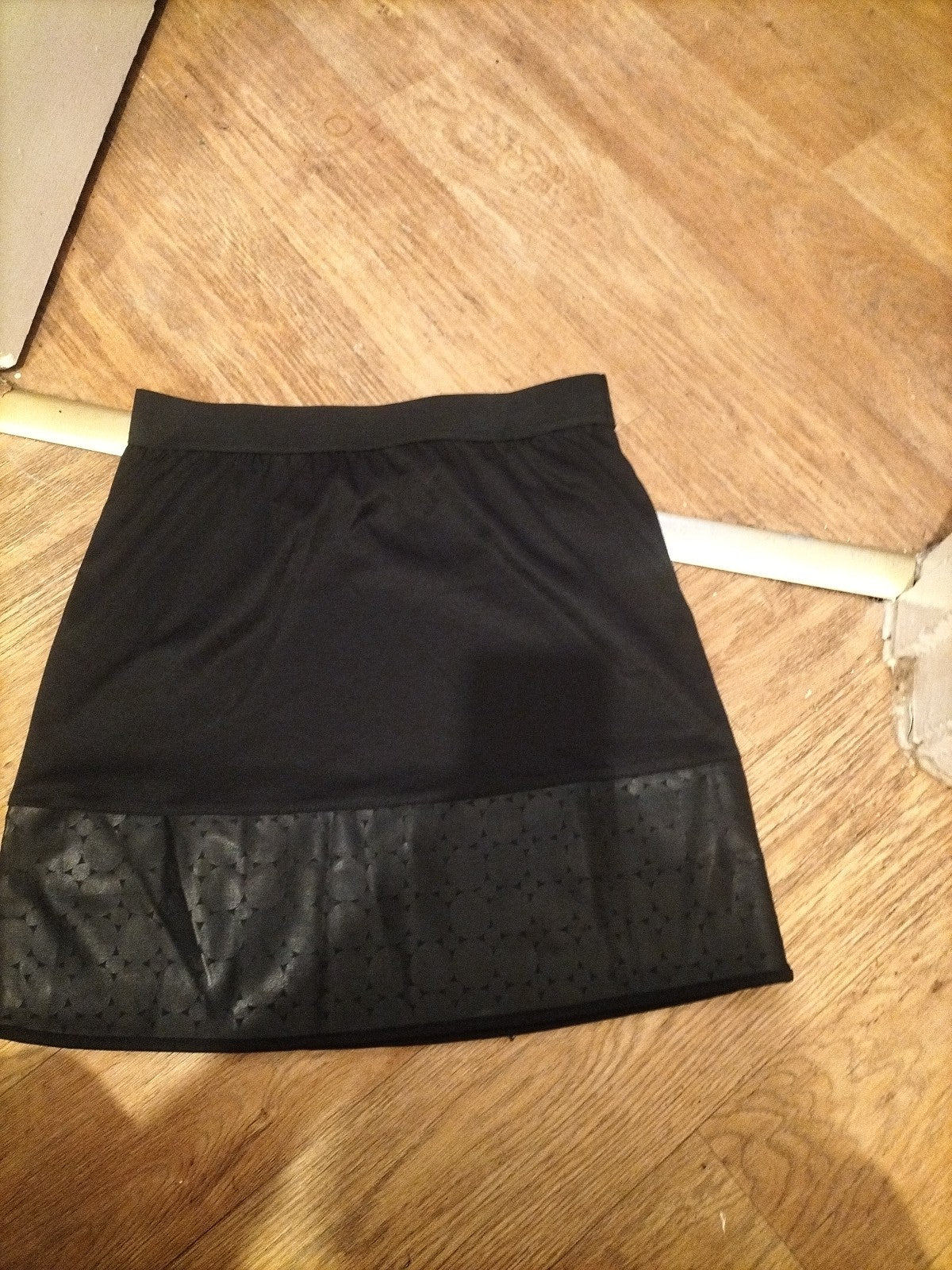 Ladies Miss & Trend Size 2 Black Elasticated Skirt