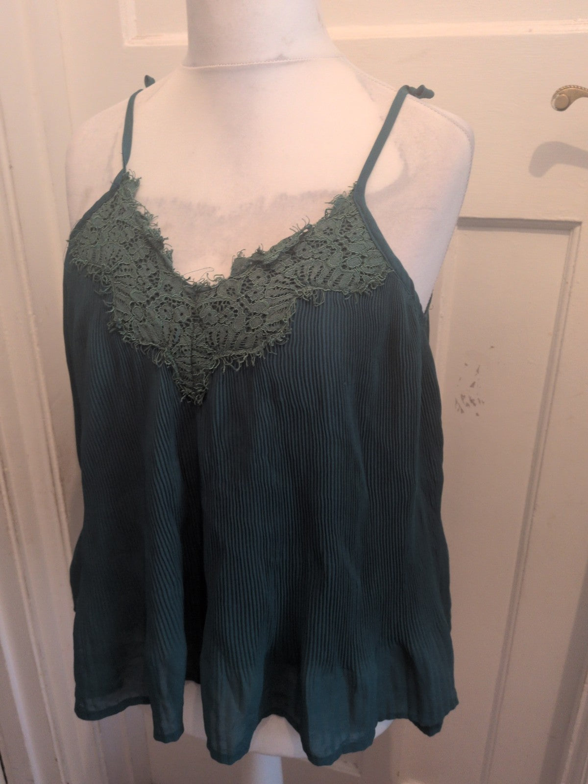Ladies Studio Size 12-14 Green Crinkle Lined Sleeveless Blouse