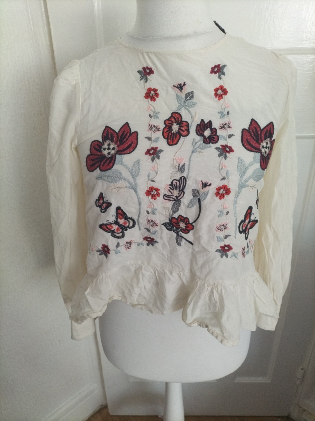 Ladies Zara Size XS White Floral Blouse Long Sleeved