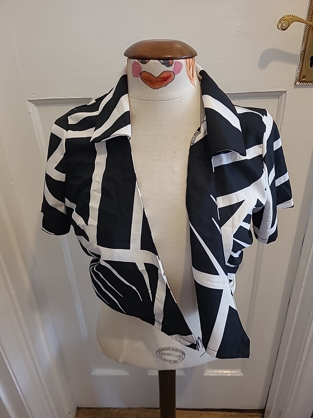 Ladies In The Style Size 8 Black White Short Sleeved Crop Top