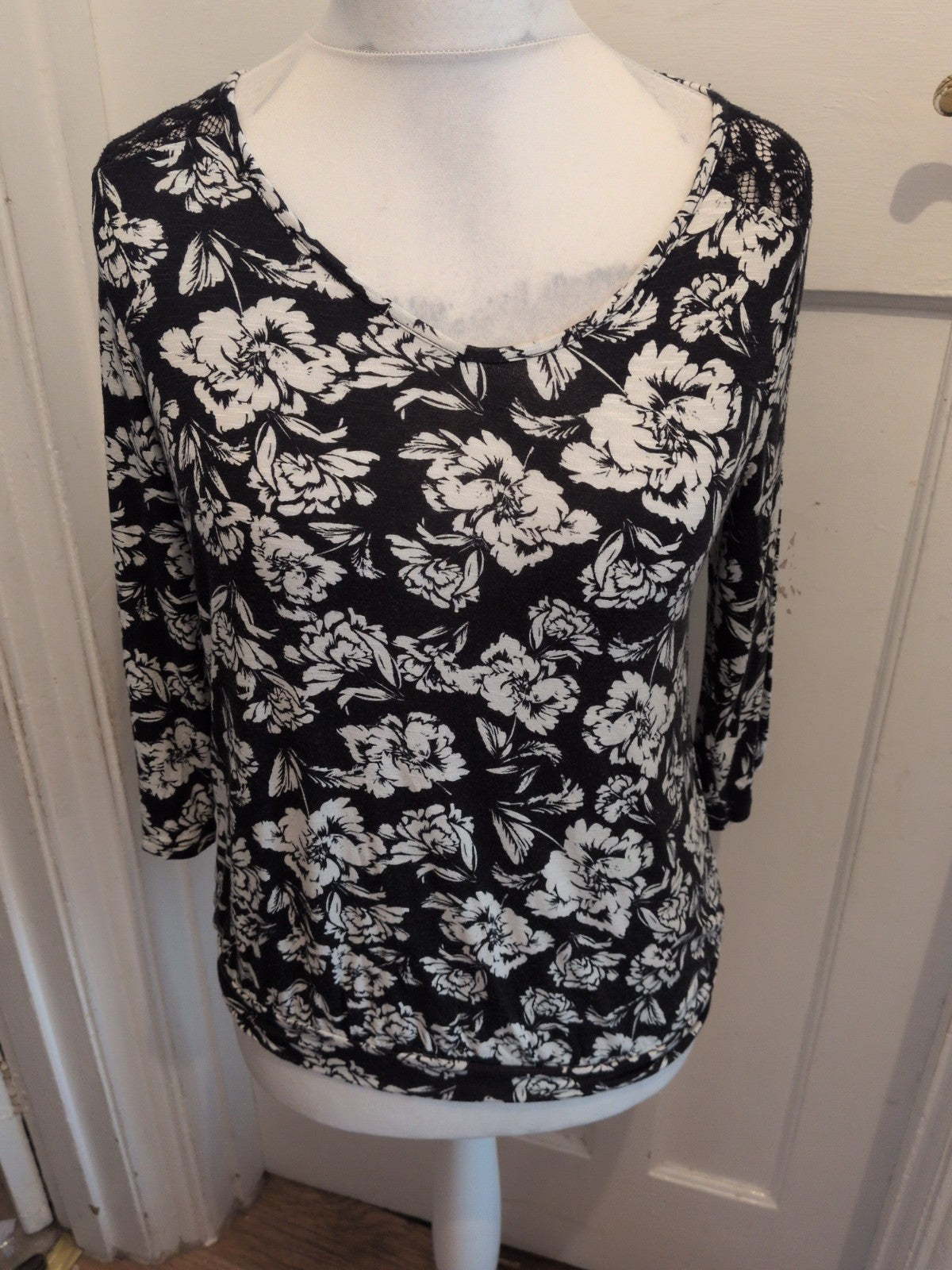 Ladies George 10 Black With White Flowers 3/4 Sleeve Blouse