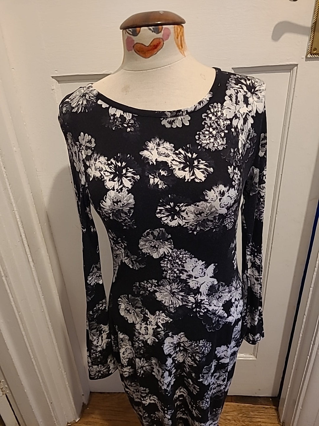 Ladies Papaya Weekend Size 12 Black/White Floral Long Sleeved Dress
