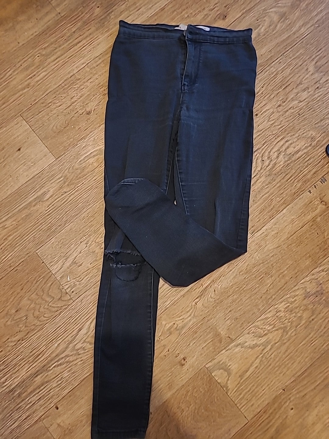 Ladies Denim&Co Size 8 Charcoal Ripped Knee Skinny Jeans
