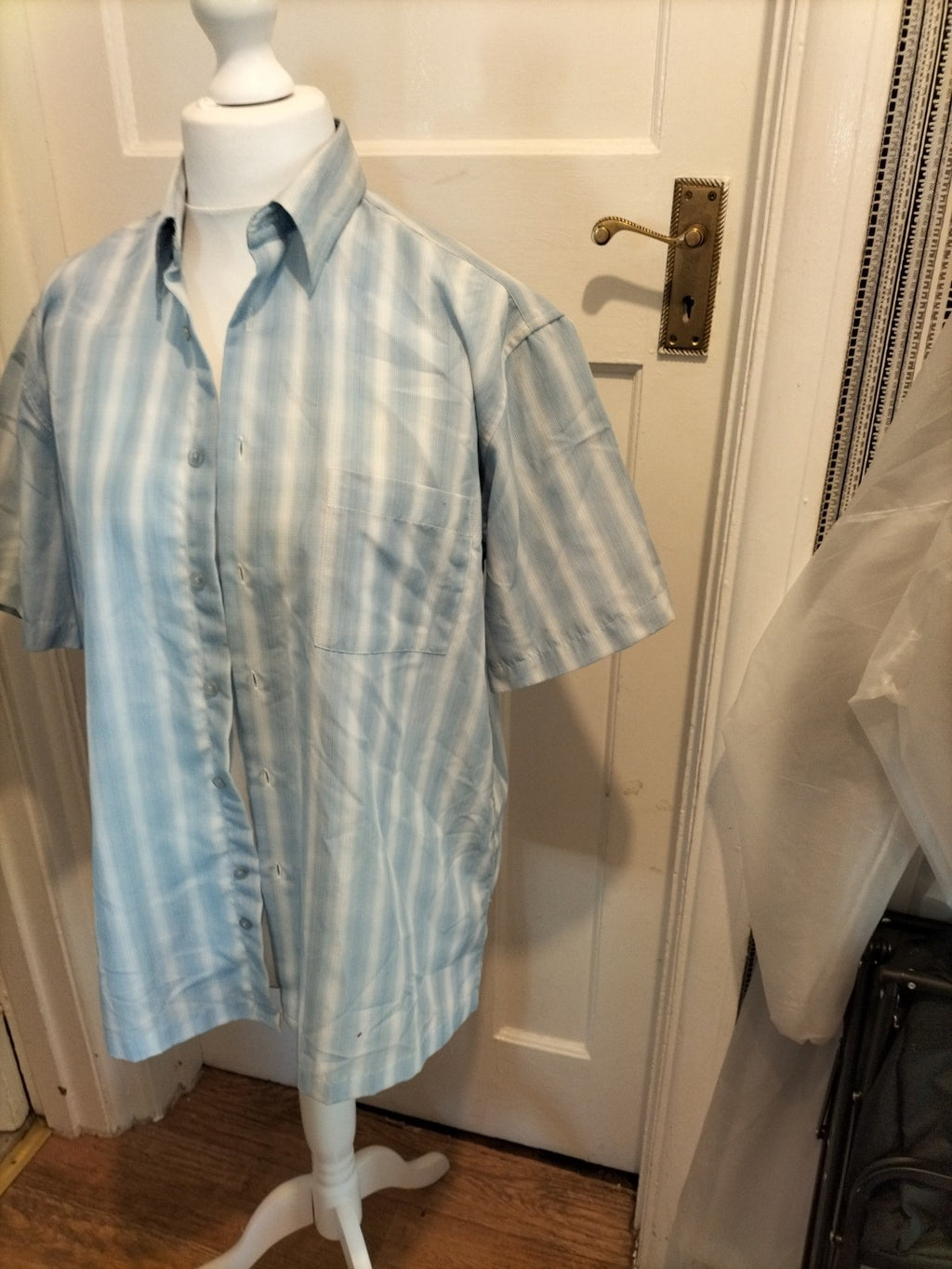 Mens Kingston Size Large Blue And White Short Sleeved Shirt