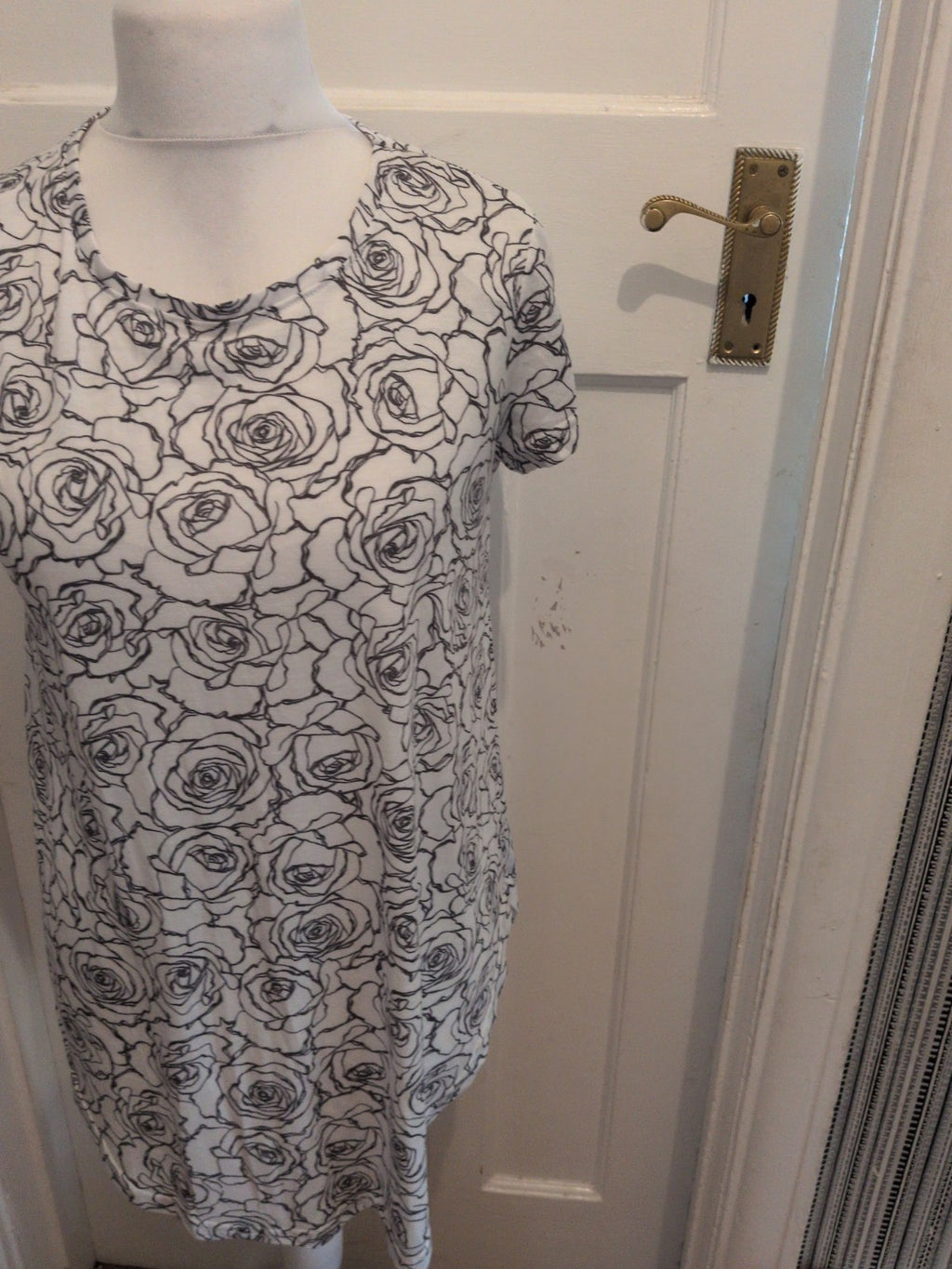 Beloved Woman Medium White The Rose Outline Short Sleeve Dress Knee-midi