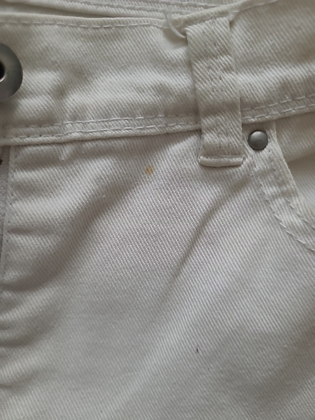 Ladies Size 8 White Denim Cropped Jeans Small Mark On Front