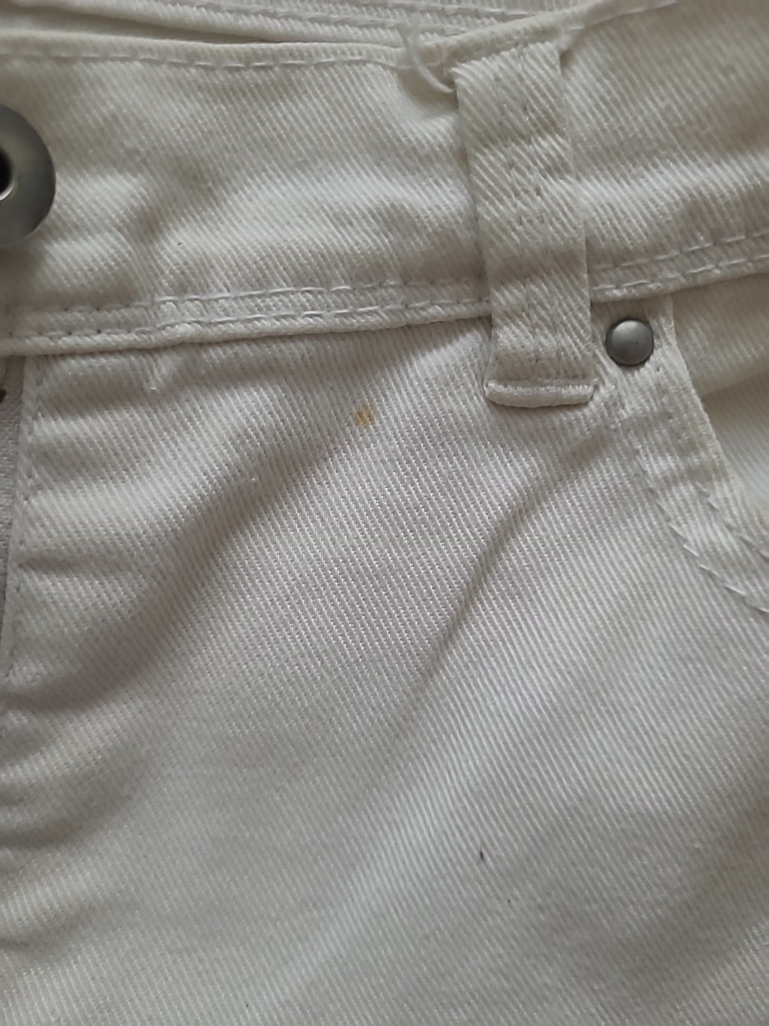 Ladies Size 8 White Denim Cropped Jeans Small Mark On Front