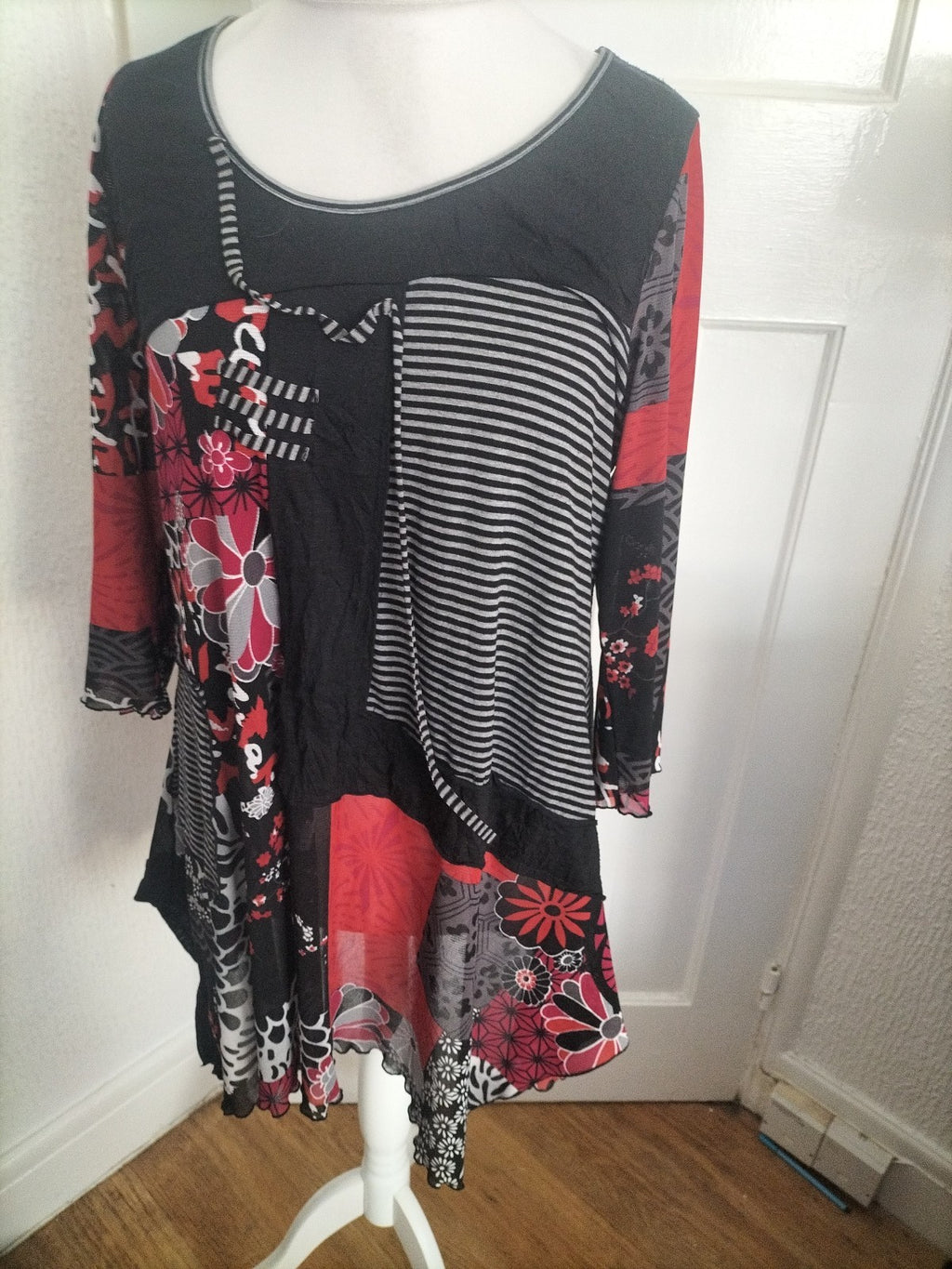 Ladies Ella J Black Label Size Large Red And Black Long Sleeved Dress