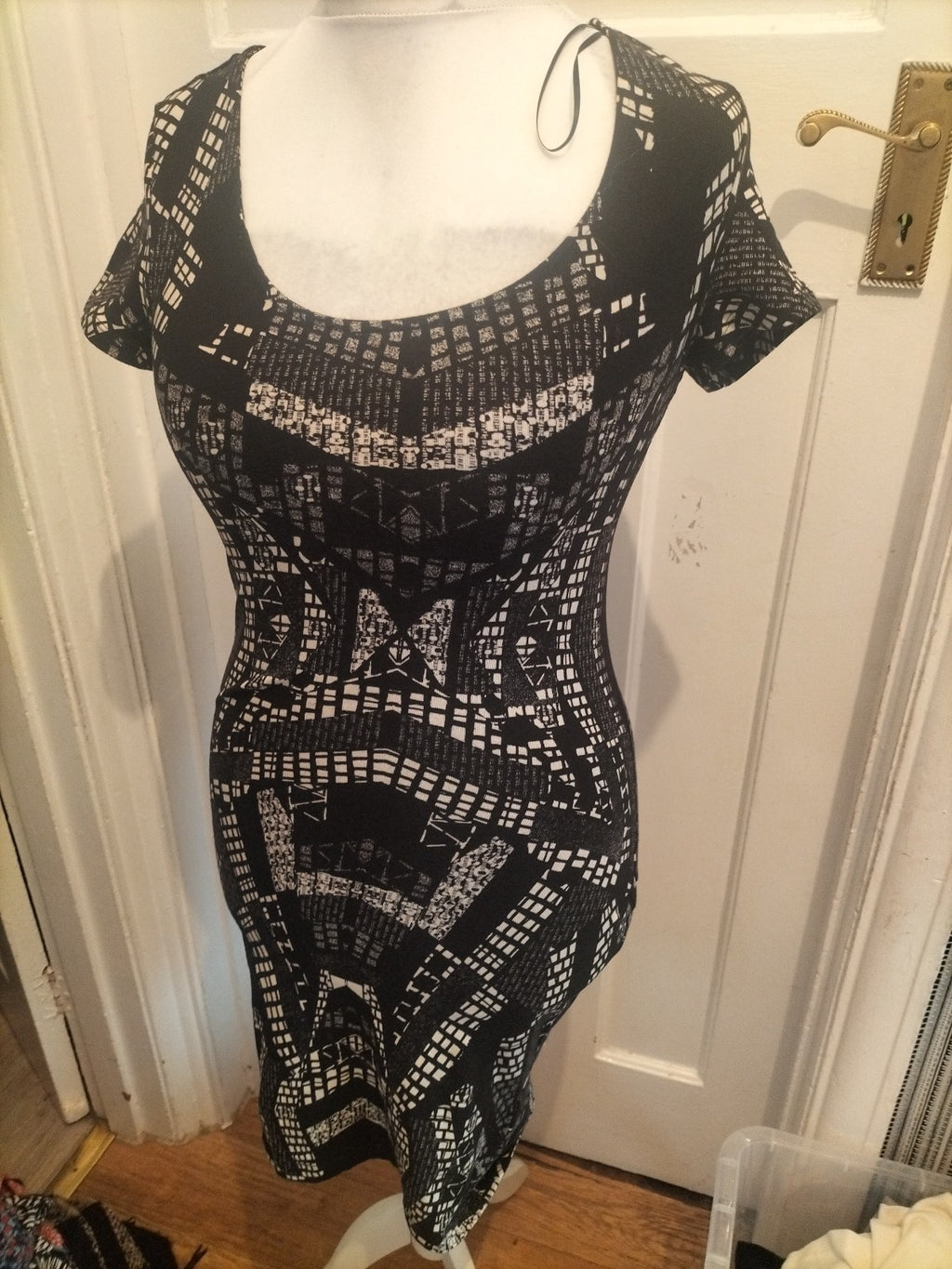 H+M Small White And Black Scoop Neck Short Sleeve Dress