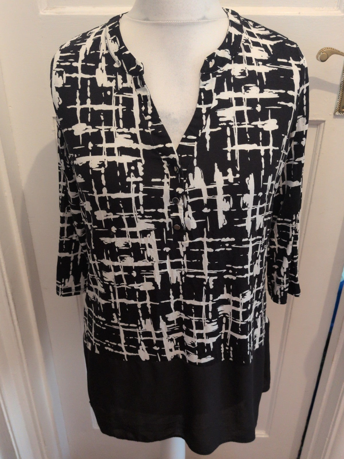 Tu Woman 10 Black And White 3/4 Sleeve Longline Blouse