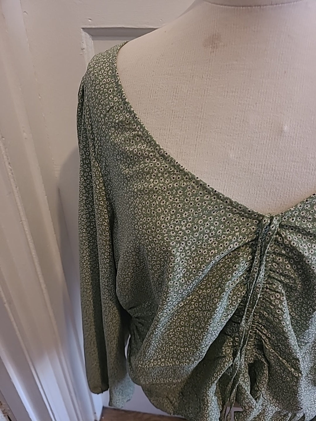 Ladies H+M Size XXL green White Floral Long Sleeved Blouse
