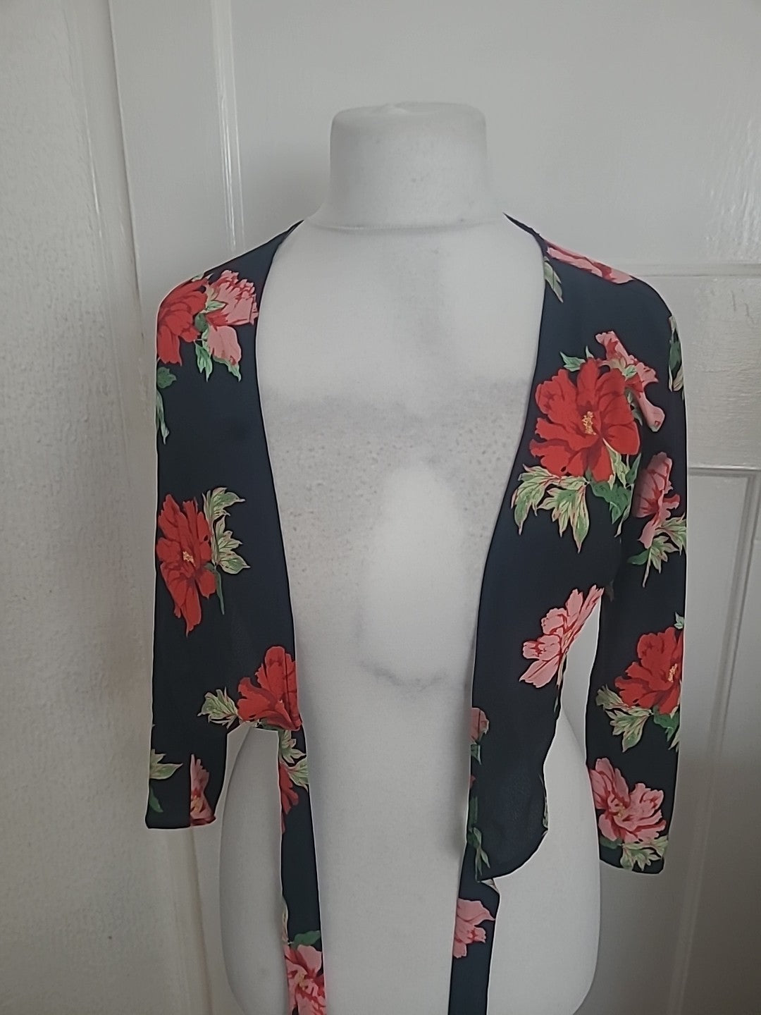 Ladies Topshop Size 8 Petite Black Floral Short Sleeved Blouse