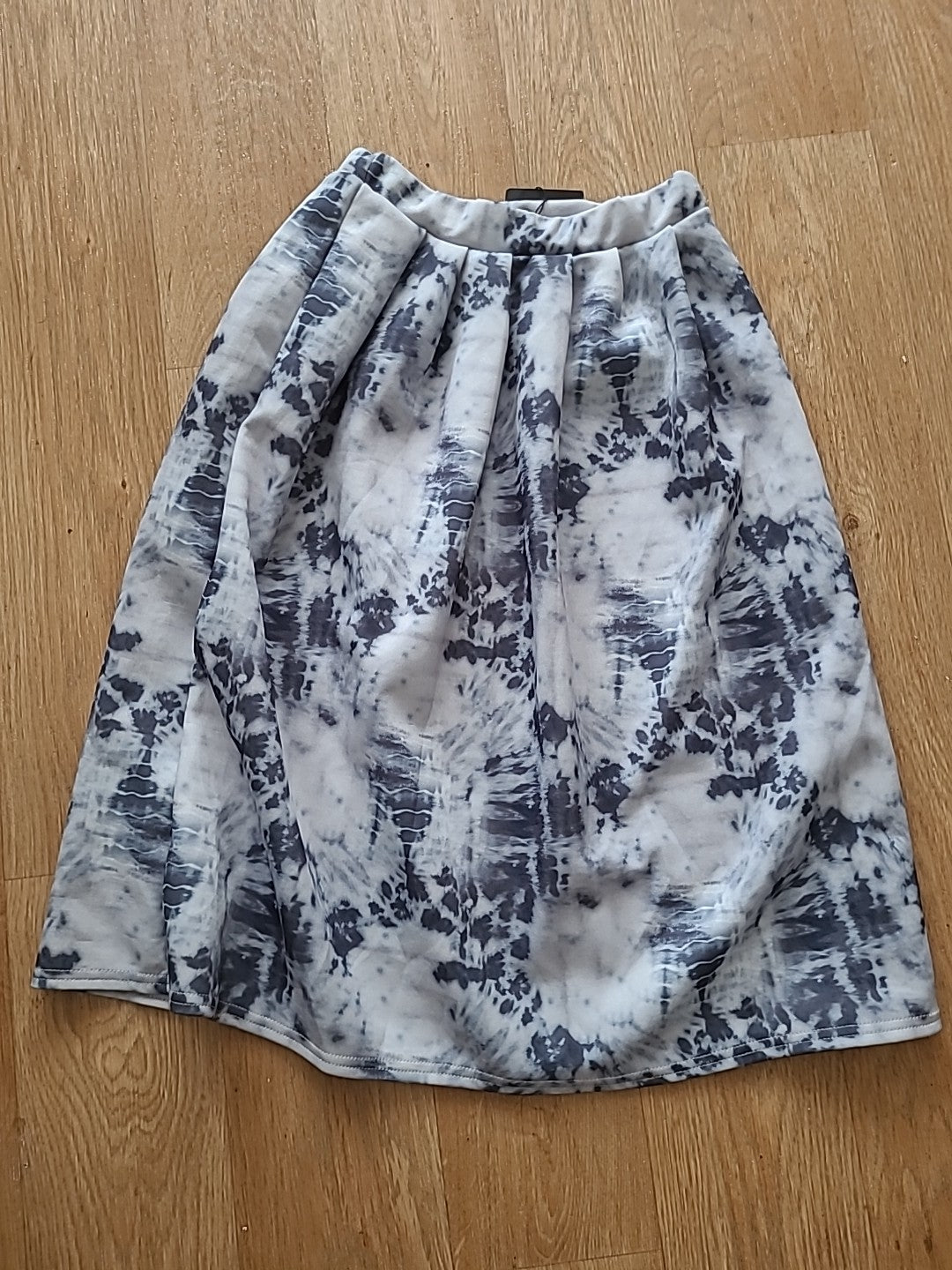 Brand New Ladies Prettylittlething Size 6 Blue Tie Dye Print Pleated Midi Skirt