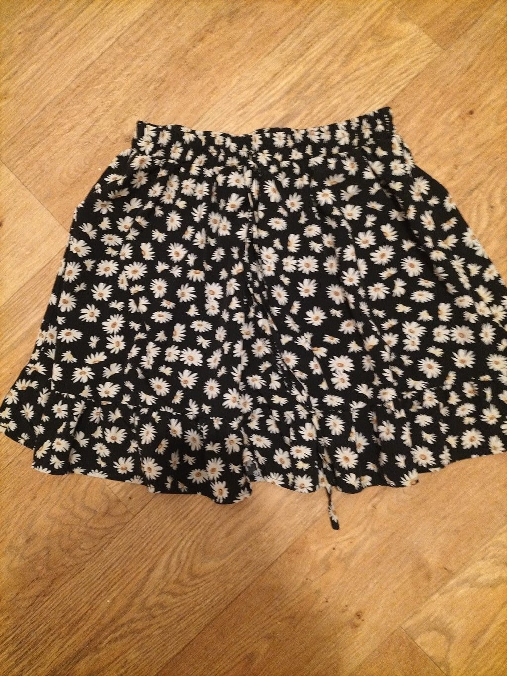 Ladies Shein Size Medium Elasticated Daisy Mini Skirt