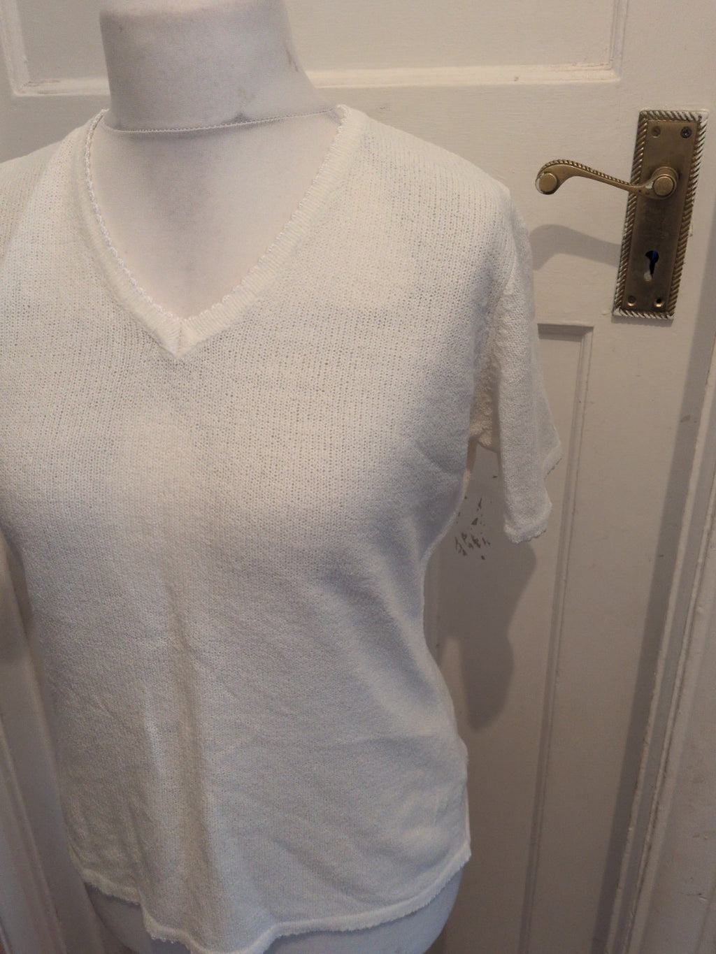 Design Essentials S/M White V Neck Short Sleeve Blouse