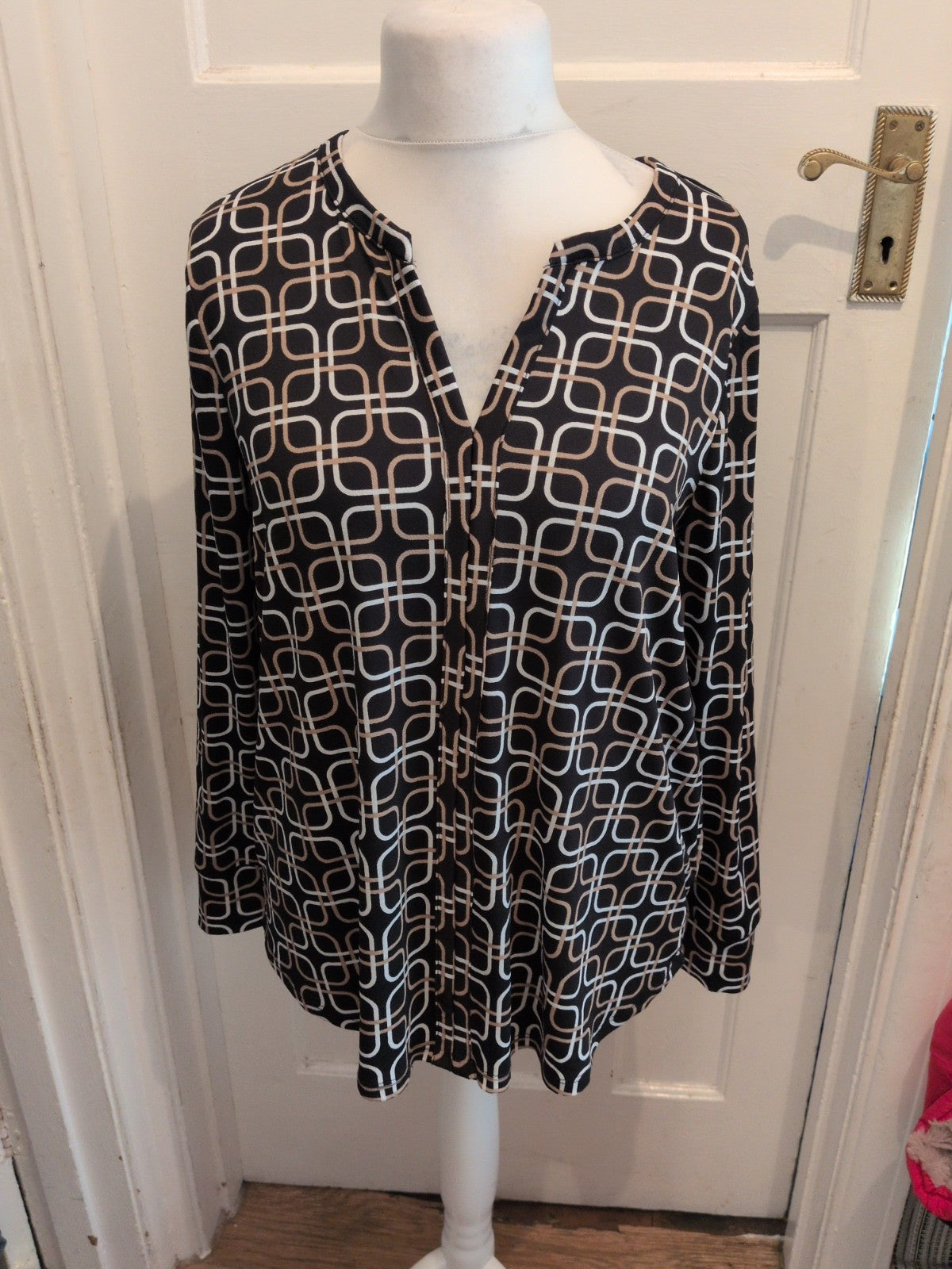 Ladies Amisu Size Large Black Patterned Long Sleeve Blouse