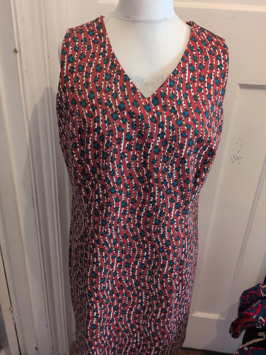 Ladies Tu 18 Brown Patterned V Neck Sleeveless Dress