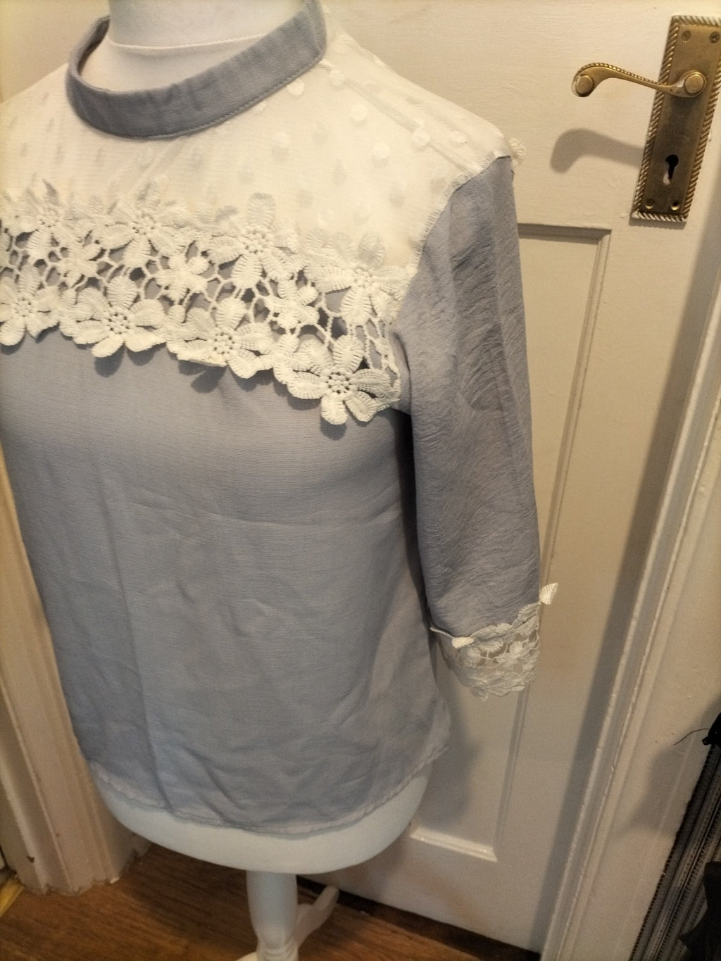 Ladies Size Large Pale Lilac With White Lace Floral Blouse