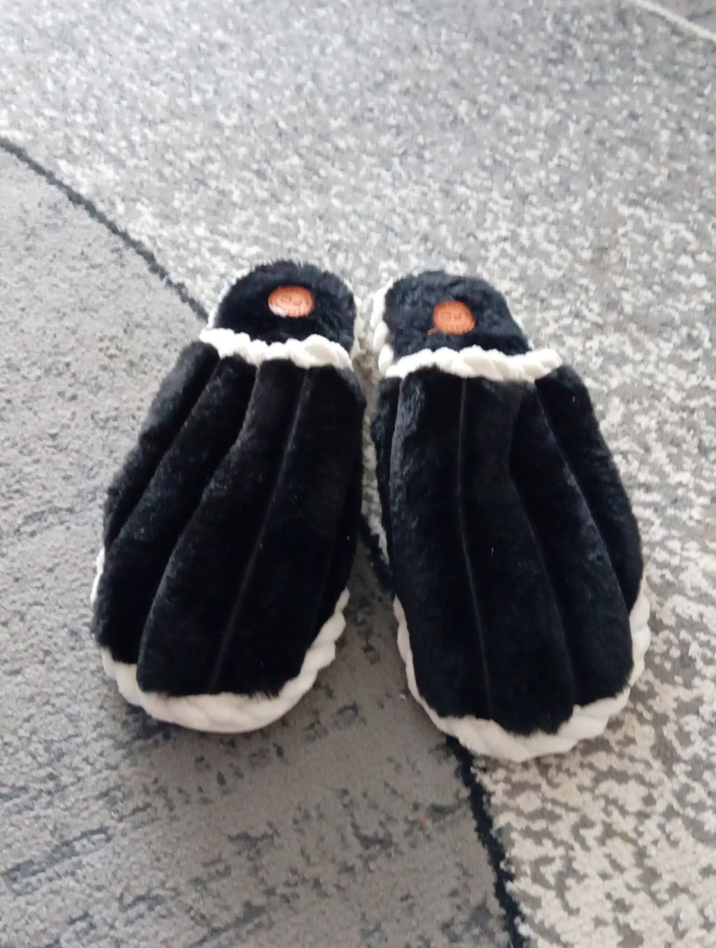 Mens Slippers French Connection Size Large Black/white Fluffy FREE DELIVERY