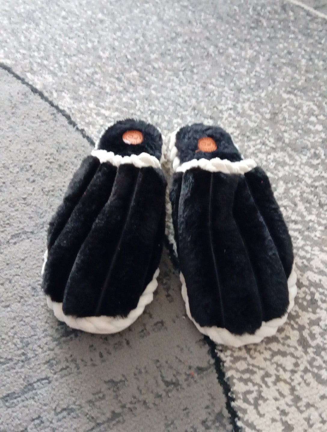 Mens Slippers French Connection Size Large Black/white Fluffy FREE DELIVERY