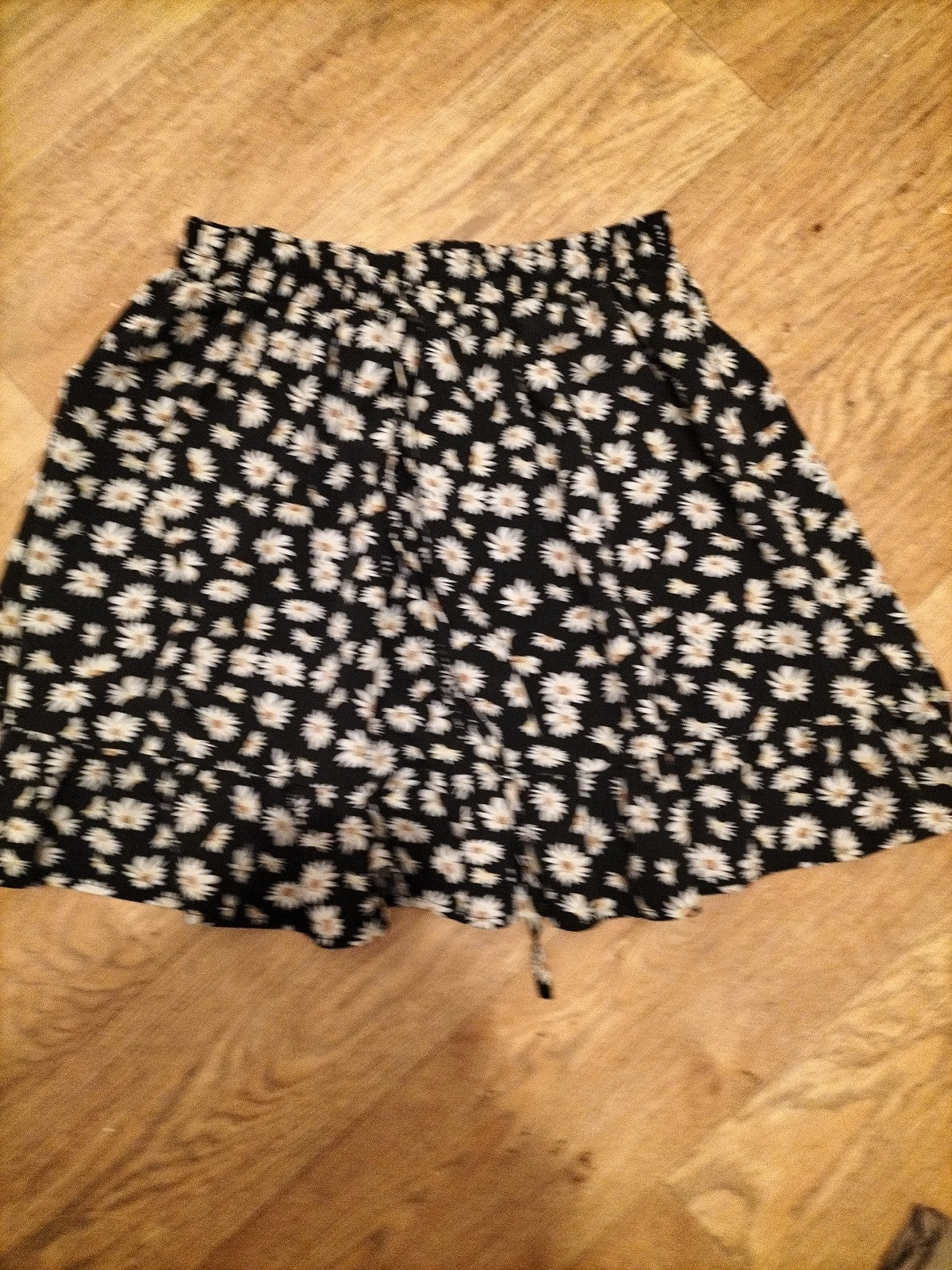Ladies Shein Size Medium Elasticated Daisy Mini Skirt