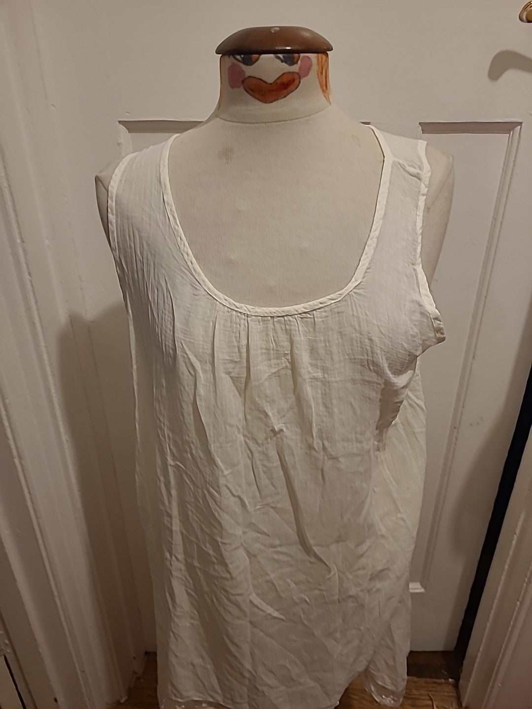 Ladies Size Large White Sleeveless Scoop Neck Blouse