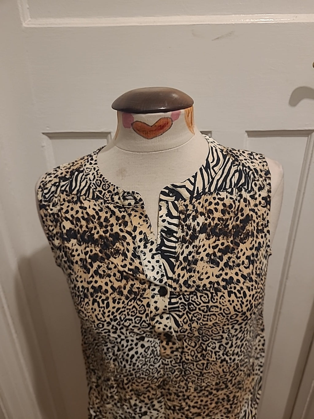 Ladies Tu Size 8 Beige/Black Sleeveless Patterned Blouse