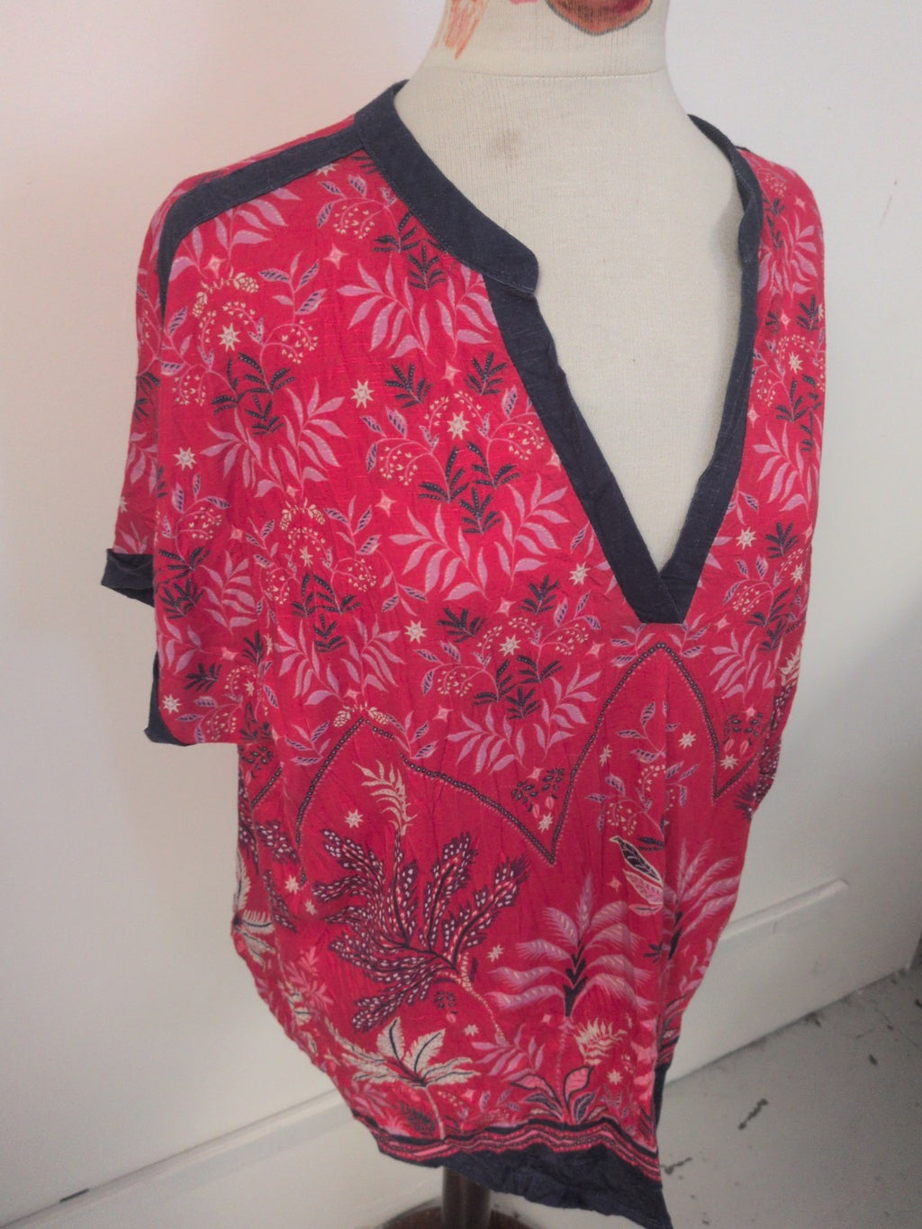Ladies Love And Roses Size 18 Red Floral Short Sleeve V Neck Top